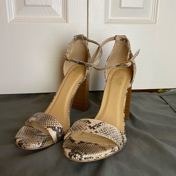 Y-not snakeskin high heels - Picture 1 of 6